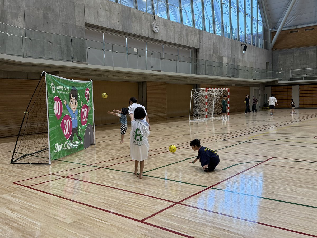 hbi_1975's tweet photo. BEE&amp;RAIZOプレイランド OPEN🤾‍♀️⛹️‍♂️

すでに多くの方にご利用いただいております！
ぜひサブアリーナにお越しいただき、ハンドボールやバスケットボールを体験してみてください📢

#ハニービー石川 
#BeethePower
#BEEMAX https://t.co/9z5cgEK1zh