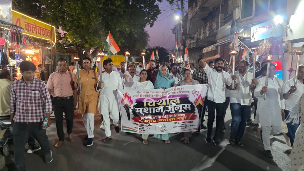 INCMP's tweet photo. मोदी सरकार NEET अभ्यर्थियों के भविष्य के साथ लगातार खिलवाड़ कर रही है। लाखों छात्रों के भविष्य को अंधकार में धकेलने वाली इस लापरवाही को देश कभी माफ नहीं करेगा।  

जिला कांग्रेस कमेटी #मंदसौर द्वारा जिला अध्यक्ष श्री महेंद्र सिंह गुर्जर जी के नेतृत्व में मशाल जुलूस निकालकर केंद्र सरकार के खिलाफ विरोध प्रदर्शन किया गया।