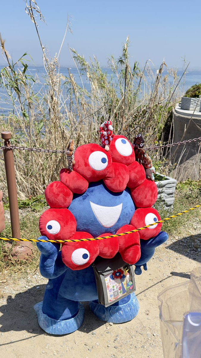 TED58348778's tweet photo. 淡路島PASONAショップにて
ピンバッジ購入列にお並びの
ミャクミャクさん 了承を得て
📷撮らせて頂きました🙇
日焼けされませんように〜🫣
#淡路島 #PASONA
#アフター万博 https://t.co/jTOU82vTuw