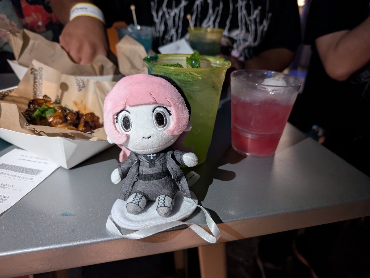 solrac1491's tweet photo. Got some wings and drinks at the the End tavern at universal fan fest with dad!!! https://t.co/qa801C4taA