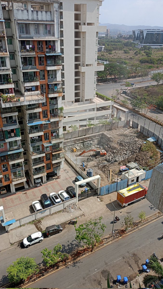 CSMT123's tweet photo. @Navimumpolice @CIDCO_Ltd @CMOMaharashtra  The Lakhani project Sec-9 plot no-7 Ulwe doing construction work on Sunday and using a stone cutter machine which creates very high sound pollution causing inconvenience to other residents of the nearby area. https://t.co/m9RPq6fIfD