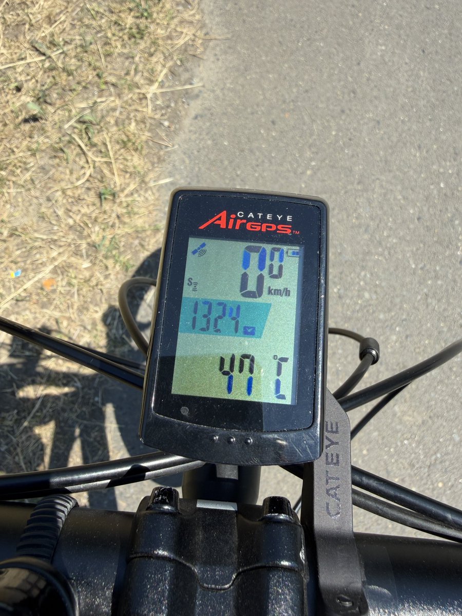_minosuke's tweet photo. 日が当たる所に自転車置いて休憩してたらサイコンの温度が😅 https://t.co/6udhdEPMrn