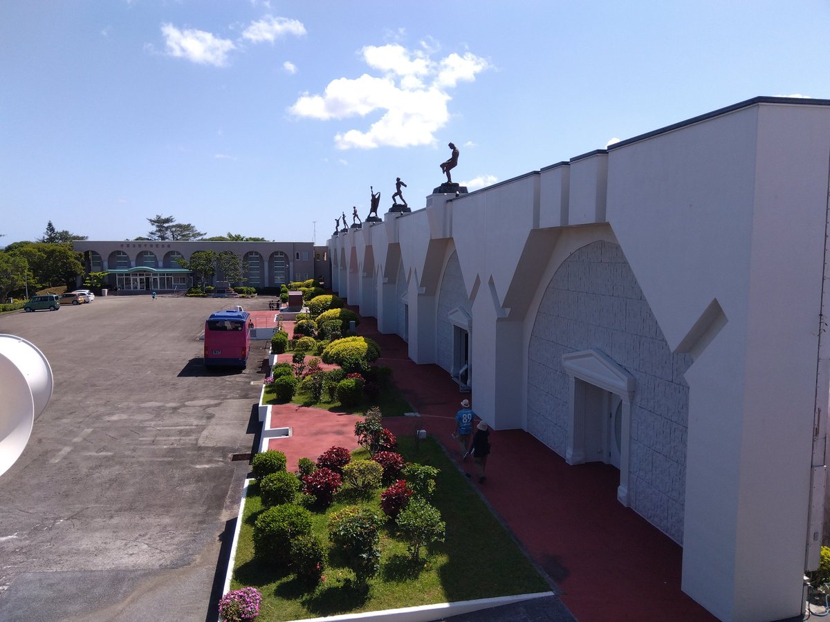 nagyata's tweet photo. 平和行進の翌日(5/17)は、米軍の核ミサイル基地跡に創価学会が作った沖縄研修道場を見学。

これを残したのも貴重ですが、個人的には隣の建物に展示され��る「沖縄戦の絵」が印象に残りました。

沖縄戦の経験者自身が描いた絵、証言として広く知ってほしいものです。 https://t.co/jBLtkAIHGe