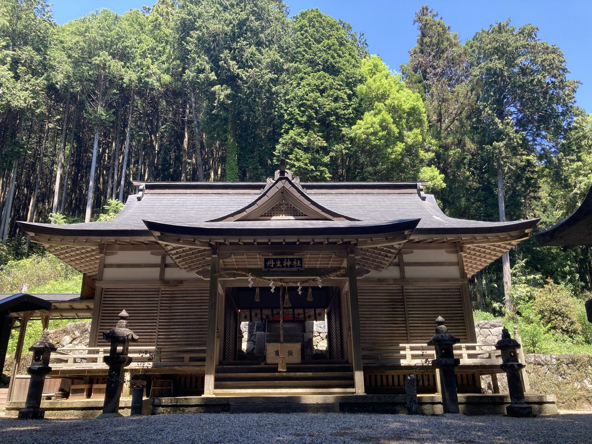 TakeruHK's tweet photo. 宇陀市榛原雨師にある丹生神社。式内社の丹生神社に比定されます。祭神は高龗神。神武天皇が天神地祇を祀って誓約をした丹生川上、菟田川之朝原の地ともされ、伝承地の碑が建っています。元の祭神は丹生都姫であったらしい。景色が素晴らしい。 https://t.co/X030gyBpOa