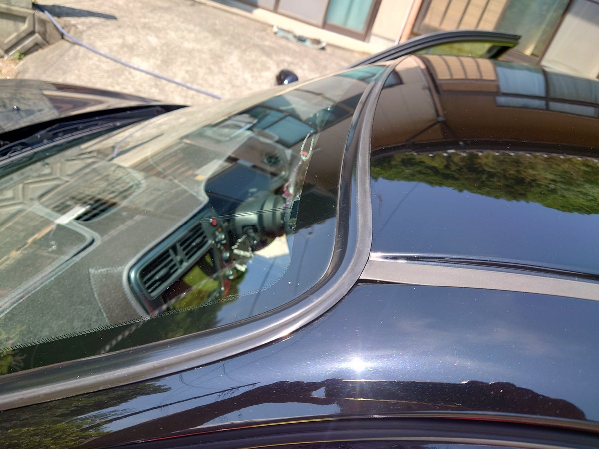 faramun's tweet photo. 車検前に軽く洗車して雨漏りチェック、
大雨だとフロントマット上が濡れる。
Aピラーに滲み跡、ルーフレールの前側にコーキング割れなのでそこぽい。
見える部分は埋めて今の所滲んで無いので取り敢えず様子見！
本格的にやるのはガラス外しだしそのうちクールベールガラスでも入れてその時修理かな〜 https://t.co/OYdPj7tghq