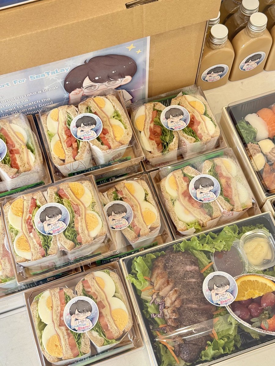 seatalayTH's tweet photo. 🍱 FOOD SUPPORT #ปิ่นโตของชาวเล 🍽
WEIRDO 101 Q2
— #WEIRDO101Series {17052026}
♡ #sea_ta_lay | @sea_ta_lay

ปิ๊งป่อง!~ ข้าวกล่องของน้องชีวามาถึงแล้วคับ เติมพลังให้พี่ซีและพี่ๆสตาฟมีแรงลุยถ่ายซีรีส์ตลอดช่วงบ่ายนะคับ ส่งกำลังใจไปพร้อมอาหารแสนอร่อยนะ สู้!! ✌🏻💙✨️ 

Thank you for your great support 🙏🏻🙇🏻‍♀️
Sharon @ylliSharon

★ ปิ่นโตเติมพลังมื้อกลางวันของน้องซี 
- Sushi set ��
- Beef steak 🥩
- Brunce Set 🍰🍓
- Coconut juice 🥥
- Latte ☕️
- Orange juice 🍊
- Lunch box 🥪 (For Staffs)