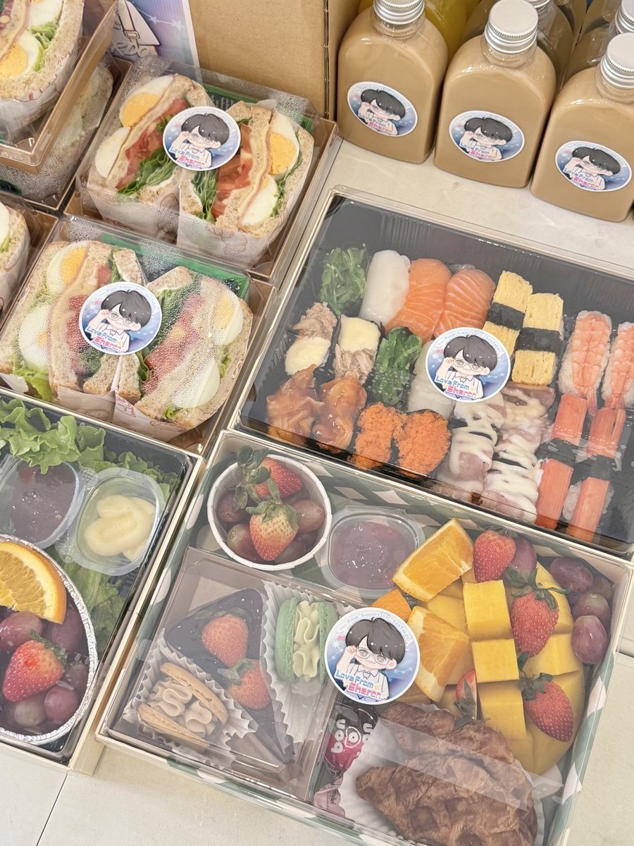 seatalayTH's tweet photo. 🍱 FOOD SUPPORT #ปิ่นโตของชาวเล 🍽
WEIRDO 101 Q2
— #WEIRDO101Series {17052026}
♡ #sea_ta_lay | @sea_ta_lay

ปิ๊งป่อง!~ ข้าวกล่องของน้องชีวามาถึงแล้วคับ เติมพลังให้พี่ซีและพี่ๆสตาฟมีแรงลุยถ่ายซีรีส์ตลอดช่วงบ่ายนะคับ ส่งกำลังใจไปพร้อมอาหารแสนอร่อยนะ สู้!! ✌🏻💙✨️ 

Thank you for your great support 🙏🏻🙇🏻‍♀️
Sharon @ylliSharon

★ ปิ่นโตเติมพลังมื้อกลางวันของน้องซี 
- Sushi set ��
- Beef steak 🥩
- Brunce Set 🍰🍓
- Coconut juice 🥥
- Latte ☕️
- Orange juice 🍊
- Lunch box 🥪 (For Staffs)