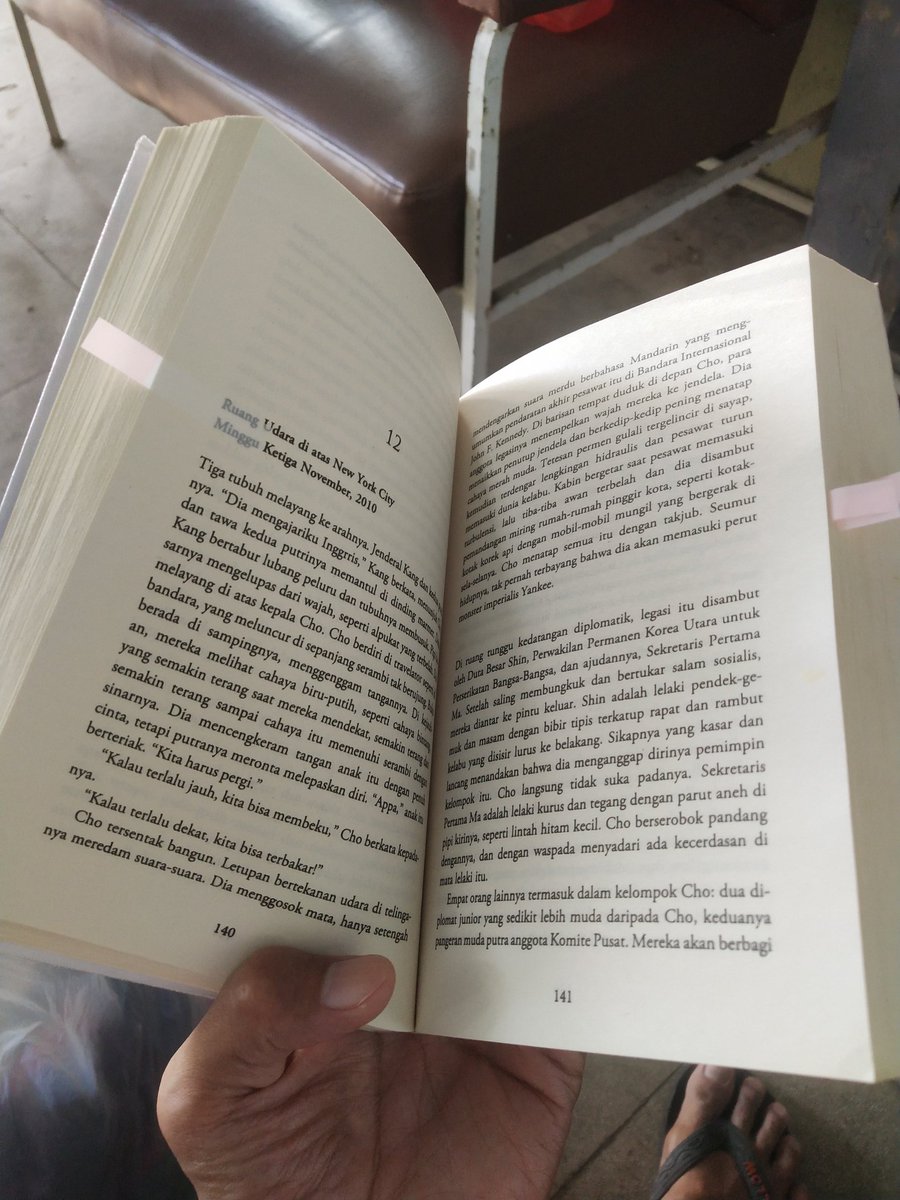 kangmassugik's tweet photo. Novel terjemahan yang paling megah, baik kata-kata, alur, maupun plotnya menurutku.

penulis dan penerjemahnya benar2 mengerjakan novel dengan sangat serius. Satu kata: gilaaa!!

Terima kasih manteman yang sudah merekomendasikan dan paling spesial, yang meminjami @PerpusBerjalan https://t.co/MgXGv6CAyz