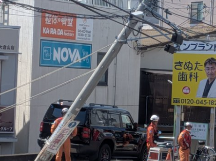 wand530544's tweet photo. 【事故・通行止め】綱島街道 菊名駅付近 で電柱が折れる交通事故発生 渋滞｜横浜港北区 リアルタイム情報 2026年5月17日https://t.co/3AxNEYeLrD https://t.co/5WS2G9LEYI