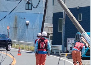 wand530544's tweet photo. 【事故・通行止め】綱島街道 菊名駅付近 で電柱が折れる交通事故発生 渋滞｜横浜港北区 リアルタイム情報 2026年5月17日https://t.co/3AxNEYeLrD https://t.co/5WS2G9LEYI