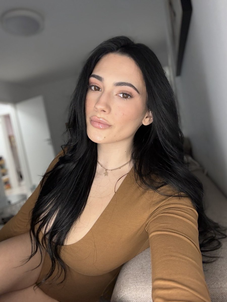 SandraBabeXYZ's tweet photo. What would make this even better? 🔥 @models4_models #ModelTease https://t.co/hV3vGaseGQ