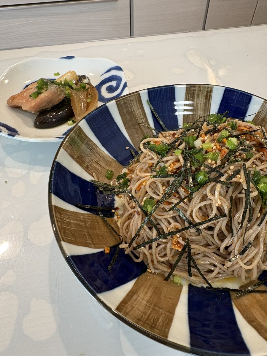 azm255's tweet photo. 申し訳程度の痛風対策に麺つゆを使わない鶏ガララー油蕎麦
あと夏野菜と鮭の焼き浸し https://t.co/8pni7m7P15