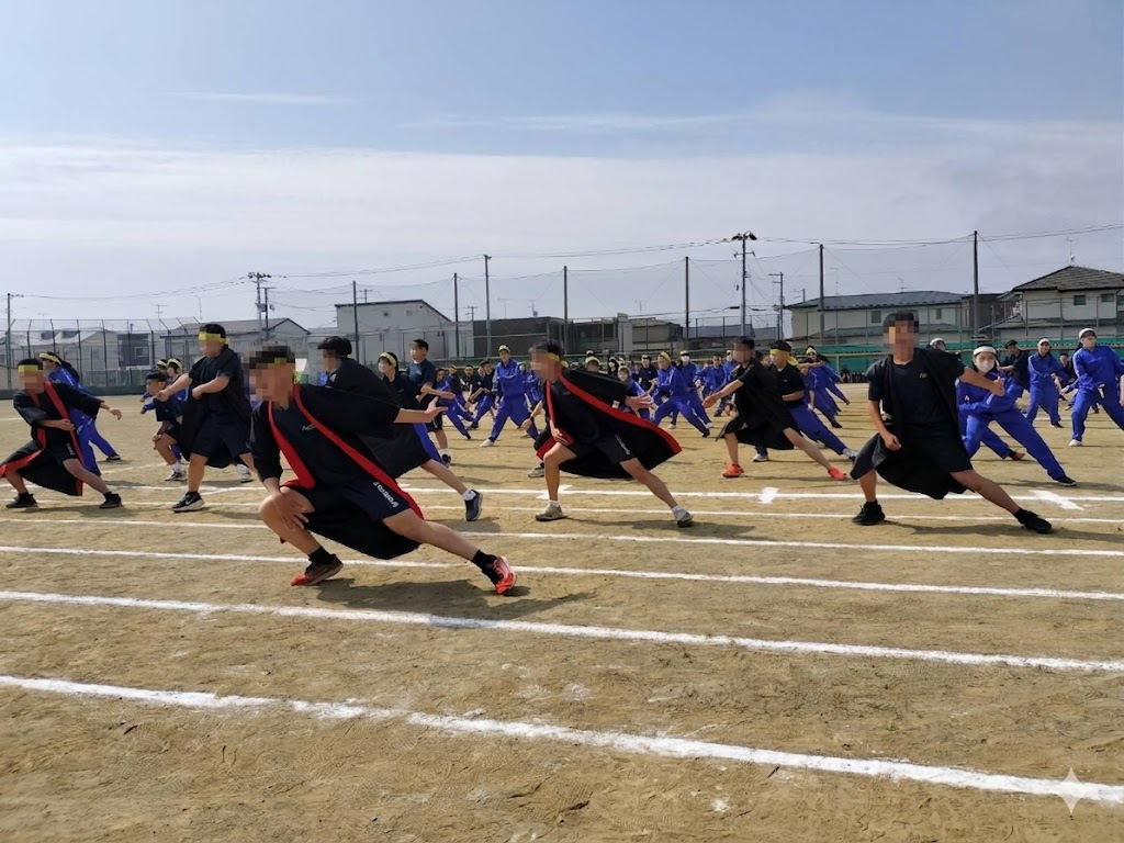 mitsumasa_doi's tweet photo. 春晴れの中、母校の矢本第二中学校の体育祭へ！「二中に夢中、燃えろ二中のPASSION」のテーマ通り、3年生が中心となって創り上げた熱い運営が光っていました。何事にも真剣に向き合い、最高のパフォーマンスを見せてくれた生徒たちの姿に感動。地域の未来の輝きを実感した一日です。 https://t.co/zOeN26sfOy
