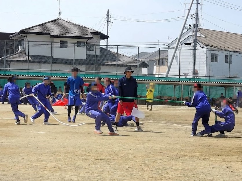 mitsumasa_doi's tweet photo. 春晴れの中、母校の矢本第二中学校の体育祭へ！「二中に夢中、燃えろ二中のPASSION」のテーマ通り、3年生が中心となって創り上げた熱い運営が光っていました。何事にも真剣に向き合い、最高のパフォーマンスを見せてくれた生徒たちの姿に感動。地域の未来の輝きを実感した一日です。 https://t.co/zOeN26sfOy