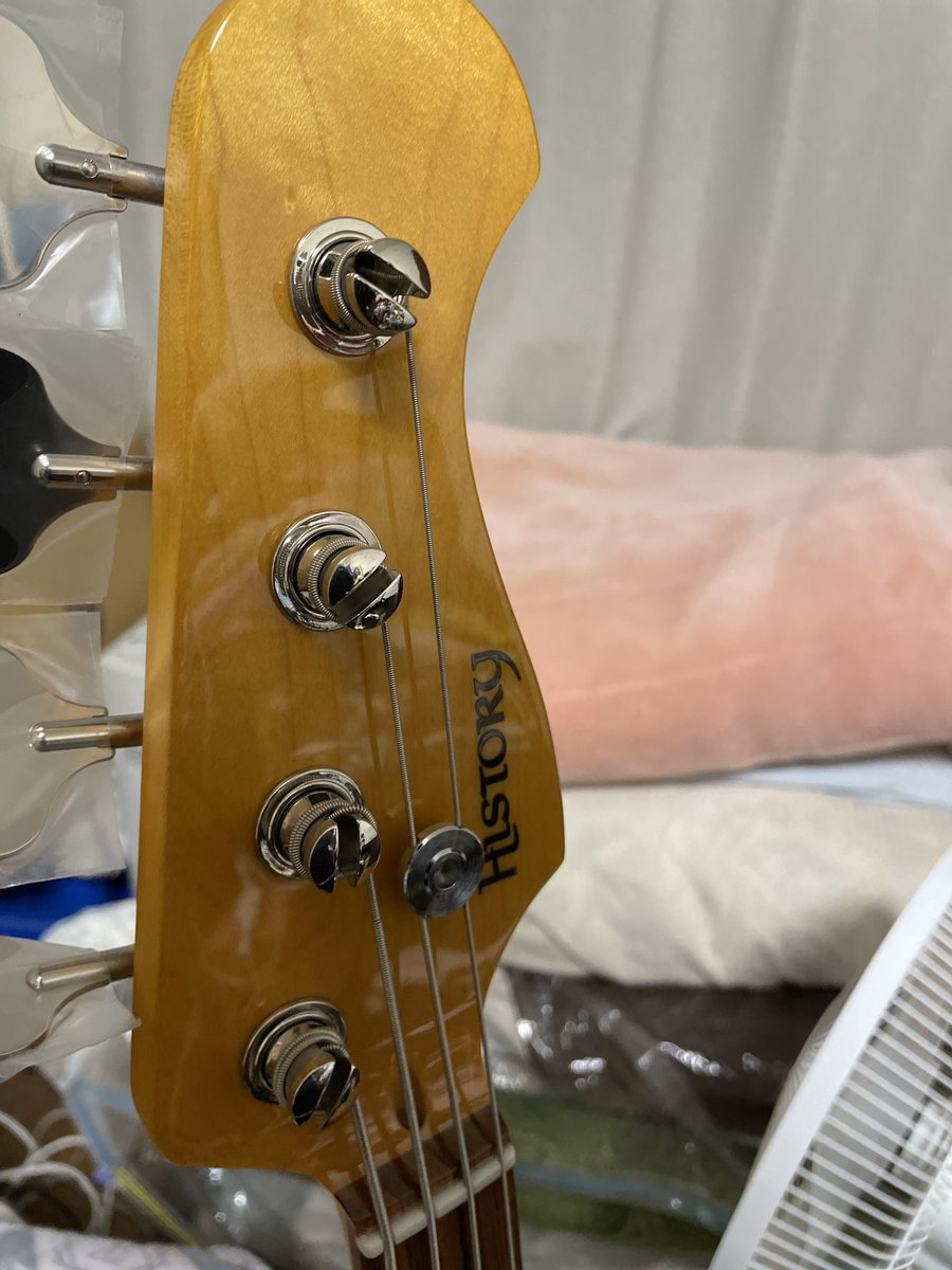 HURUT4_'s tweet photo. そういえばベースを買いました
もう愛着湧きすぎて抱いて寝た https://t.co/SBn5m1bLQd