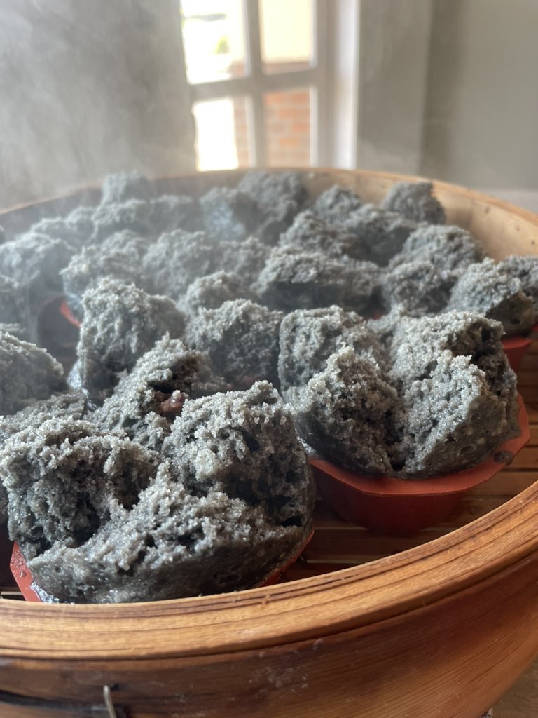 rootnoi's tweet photo. 13:43
黒胡麻とあんこの米粉蒸しパン、追加で蒸しました♨️ https://t.co/nG1OvL0jKi