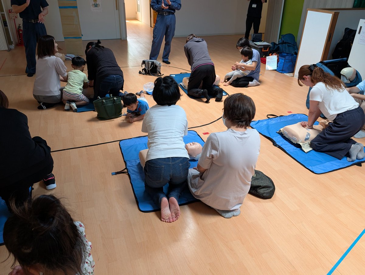ikfd2005's tweet photo. 昨日「きっずスペースi」さんで救命入門コースを開催しました🚑
子どもたちも一緒に楽しく胸骨圧迫やAEDを体験し、「いざ」という時に動ける勇気をみんなで育てました✨
次は普通救命講習への参加もお待ちしてます👍
#消防 #救命 #救急 #心肺蘇生 #CPR #AED #子ども #体験 #命を守る #きっずスペースi https://t.co/qRaGpHcPvx