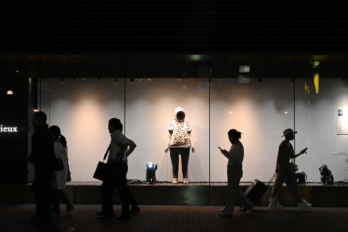 mogesanmogesan's tweet photo. GINZA SIX一階のショーウィンドウにも作品のインスタレーション展示をしています
ご覧いただけましたら幸いです🏙️
時間帯によって風景が変化します🌃

20日まで https://t.co/hmiIsATUw8