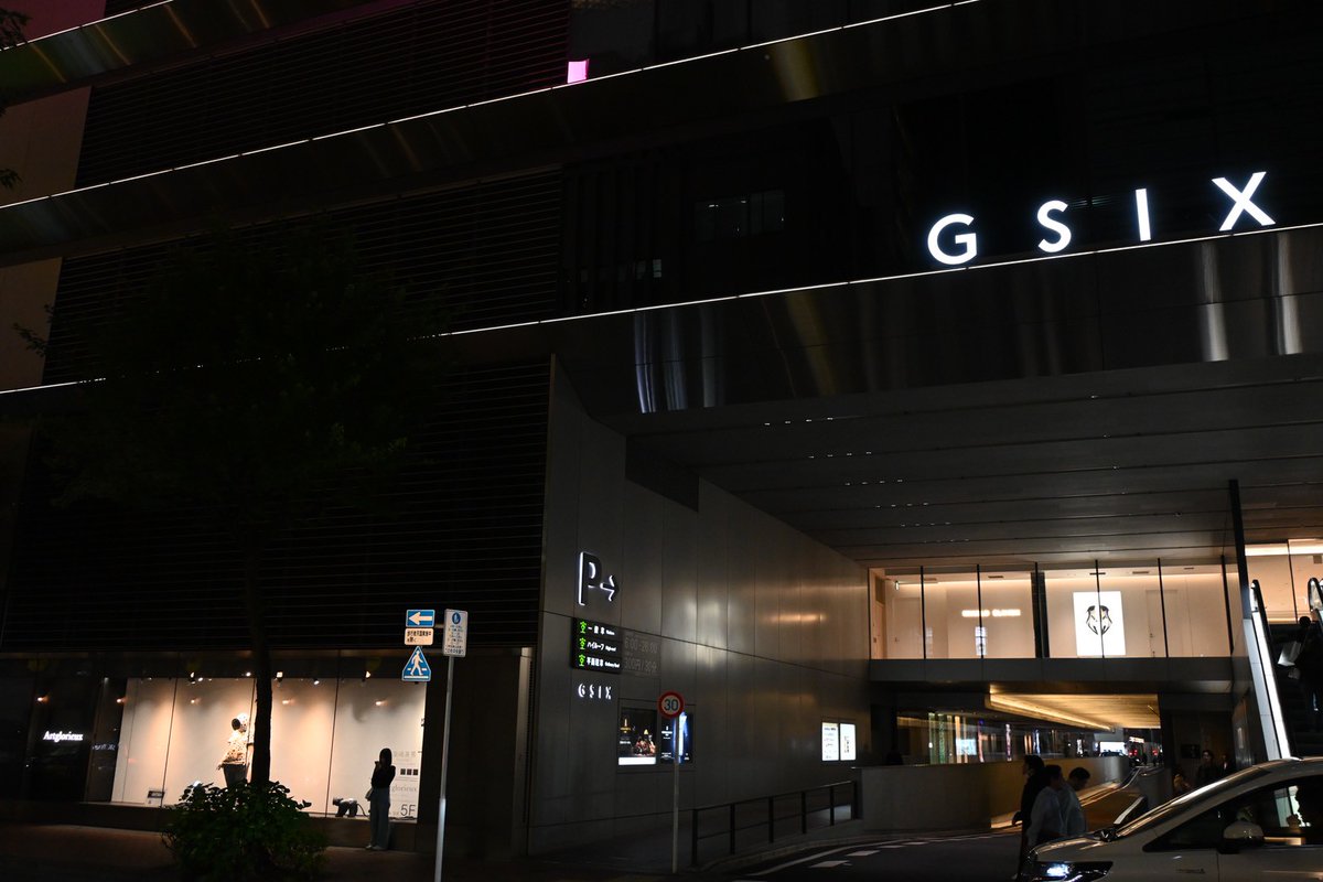 mogesanmogesan's tweet photo. GINZA SIX一階のショーウィンドウにも作品のインスタレーション展示をしています
ご覧いただけましたら幸いです🏙️
時間帯によって風景が変化します🌃

20日まで https://t.co/hmiIsATUw8
