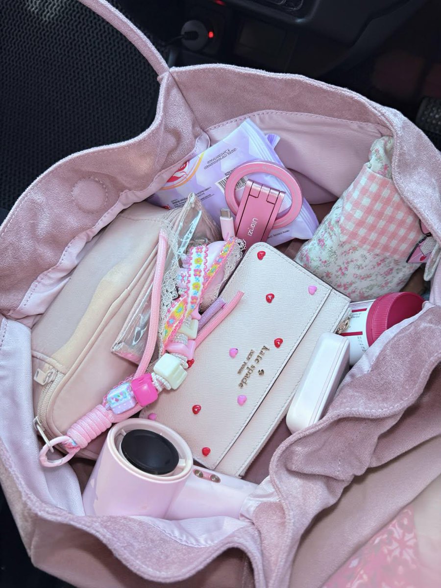 ratjunmuu's tweet photo. GA NYANGKA TAS SELUCU INI ISINYA BISA SEGILA ITU 😭🎀
apa aja tinggal cemplang cemplung masuk semua https://t.co/QtX8vBq1em