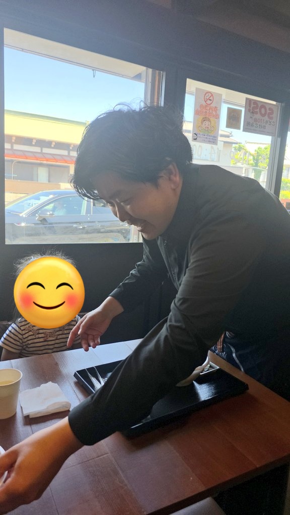 japan_guild's tweet photo. 最近、暗いニュースや不安になる話題も多いですが、
だからこそ “人が集まって笑える場所” を残したい。

酒場JAGでは、子供食堂やイベントを通して、
小田原で “誰かの居場所” を作れるよう日々挑戦しています。

美味しいご飯を食べて、
子供たちが走り回って、
大人たちが少し肩の力を抜いて笑っている。

そんな何気ない景色が、今の時代にはすごく大切だと思っています。

来てくれる皆様、支えてくれる皆様、
本当にありがとうございます。

まだまだ小さな活動ですが、
酒場JAGはこれからも
“地域で笑顔が生まれる場所” を目指して進んでいきます。

小田原から、少しずつ。

これからもよろしくお願いします。

#酒場JAG
#小田原
#地域の居場所
#子供食堂
#地域交流
#居酒屋
#家族で行ける居酒屋
#小田原グルメ
#地域コミュニティ
#ありがとう