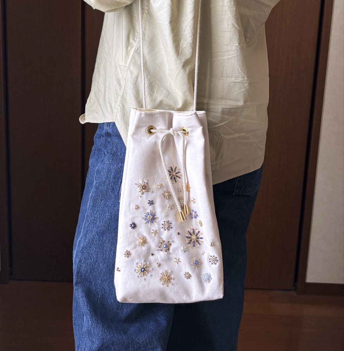 mmmoeko's tweet photo. 次はバッグを作りました👜

寸法てきとうにやったら縦長になってしまった。
ビーズももっとモリモリしてもよかったわ。

ん〜〜精進します💪 https://t.co/DfP9cxYa5g
