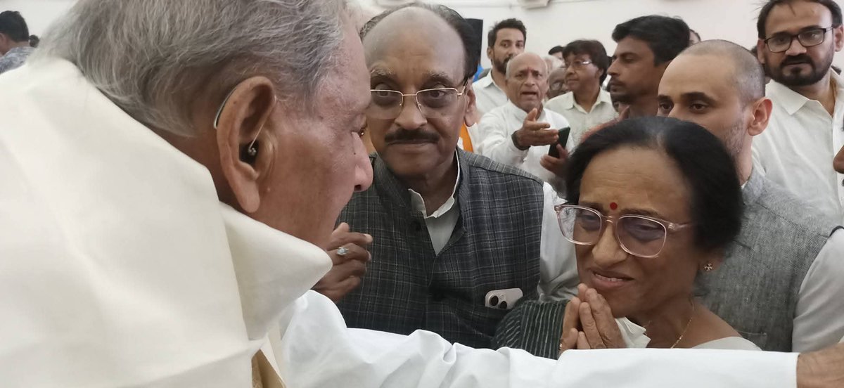 RewatiRamanMP's tweet photo. के पी कम्युनिटी में पूर्व मंत्री एवं वरिष्ठ नेता आदरणीय प्रो. रीता बहुगुणा जोशी जी के पतिदेव स्व० पी. सी. जोशी जी के तेरहवीं संस्कार कार्यक्रम में सम्मिलित होकर श्रद्धासुमन अर्पित किए।

ईश्वर से प्रार्थना है कि पुण्यात्मा को अपने श्रीचरणों में स्थान दें।

ऊँ शांति 🙏 https://t.co/syfB1XQH1l
