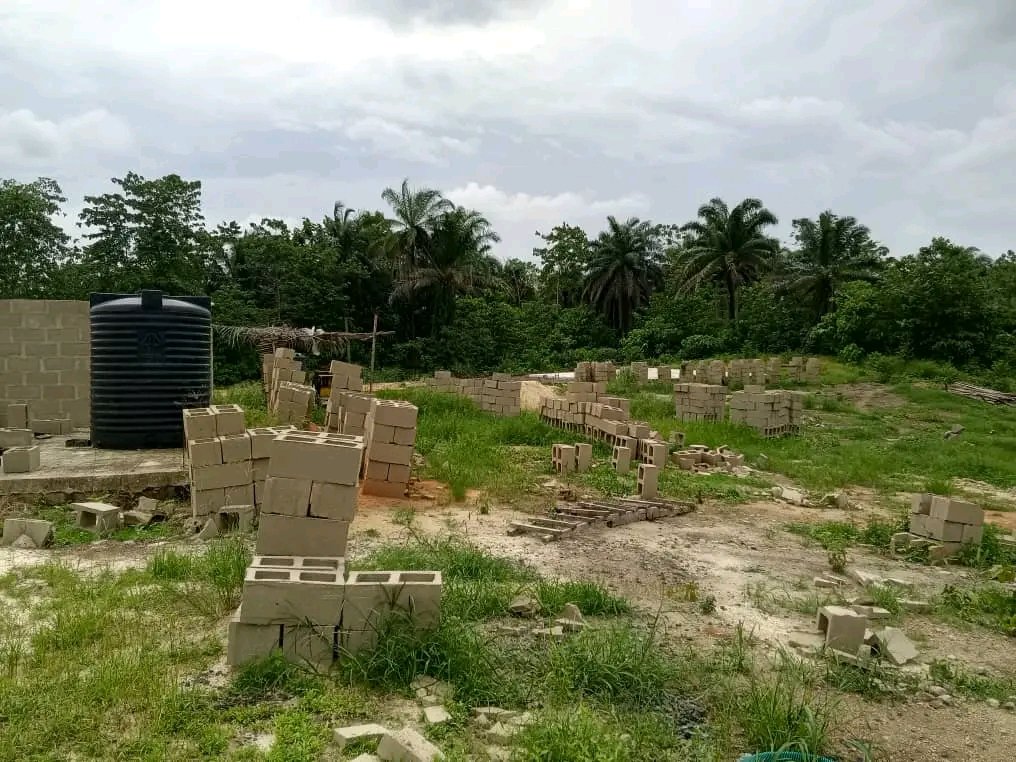 kepukepunews's tweet photo. Dear Deputy Speaker, Rt. Hon. Rep. Benjamin Okezie Kalu,

Yesterday, we visited the site of the “construction and furnishing of an ultra-modern conference and e-learning facility at Bende Secondary Grammar School, Bende, Abia State” captured in the 2024 FG budget.

Findings from https://t.co/XxqeLo41J0 show that N265.3m has already been paid to Muslac Techno Company Limited since December 2025.

However, the school informed us that they are completely unaware of the project. More troubling is the fact that despite the school having sufficient available land, the project was seen diverted from the original beneficiary to another community in Ọnụ Inyang, at an isolated location along the Bende-Ohafia express road.

At the time of our visit, no workers were found on site. The construction site already appears abandoned, with grasses gradually overtaking the structure on ground. For a project that has received such substantial payment for over six months, the level of work visible raises serious concerns about implementation, supervision, and value for public funds.

Kindly call on the Federal Ministry of Science,Technology and Innovation, the implementing agency, and anti-graft agencies Economic and Financial Crimes Commission and ICPC Nigeria to investigate this project and provide the public with clear answers.

- Why was the project moved away from the beneficiary school?
- Who approved the relocation?
- What exactly justifies the N265.3m already paid?

Public projects must serve the communities they were budgeted for, not become another case of questionable execution and weak accountability.

#publicfundsmustworkforthegoodofthepeople
#askquestions

@TrackaNG 

@OfficialBenKalu