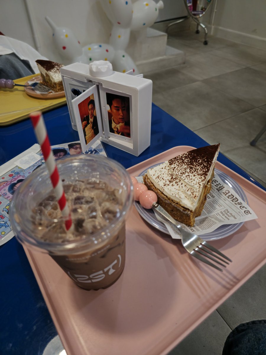 proud13_09's tweet photo. น่ารักที่สุบบบบ มีเอสเต็มไปหมดเลยย #BestCafeforEstSupha25th https://t.co/FYHzWVWypy