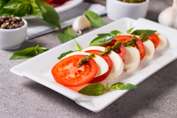dor_chada's tweet photo. Fresh organic basil, ripe tomatoes, and creamy mozzarella for a perfect caprese salad! Grab them at the local farmers' market this Saturday. https://t.co/iZ0PaweONH