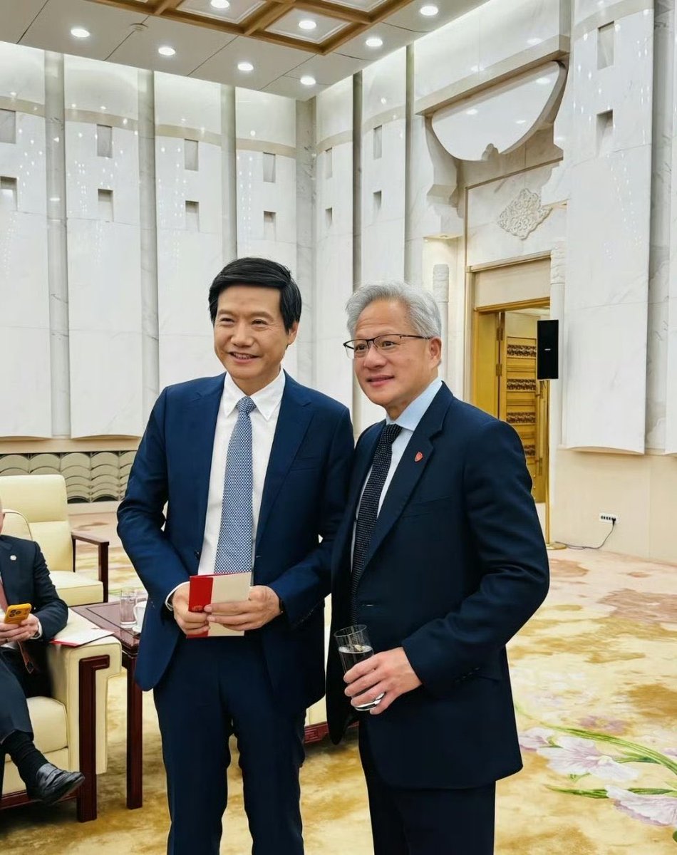 DafaStudent's tweet photo. 黄仁勋不穿皮大衣
我感觉都不认识他了🤣🤣 https://t.co/USkfDKXtQp