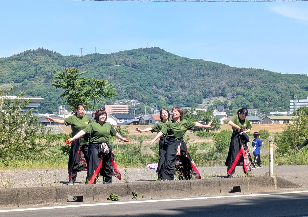 YosaKoi_923's tweet photo. 【活動報告】
本日はふくしまシティハーフマラソンの沿道応援へ行って参りました！　
ランナーのみなさま、暑い中激走お疲れさまでした✨
よさこいチームのみなさま、応援お疲れさまでした✨

#ふくしまシティハーフマラソン
#沿道応援
#舞鈴光
#みちのく南風隊
#国見よさこい https://t.co/jUlxq4lqA9