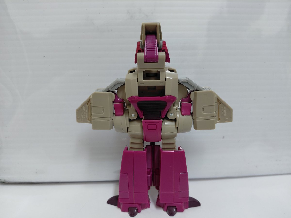 felzbug's tweet photo. #Transformers #Kranix is so mind bogglingly terrible, at all angles. What was their end goal for his alt mode? It's worse than #TitansReturns #FortressMaximus's alt modes. https://t.co/SsaNy6lgW8