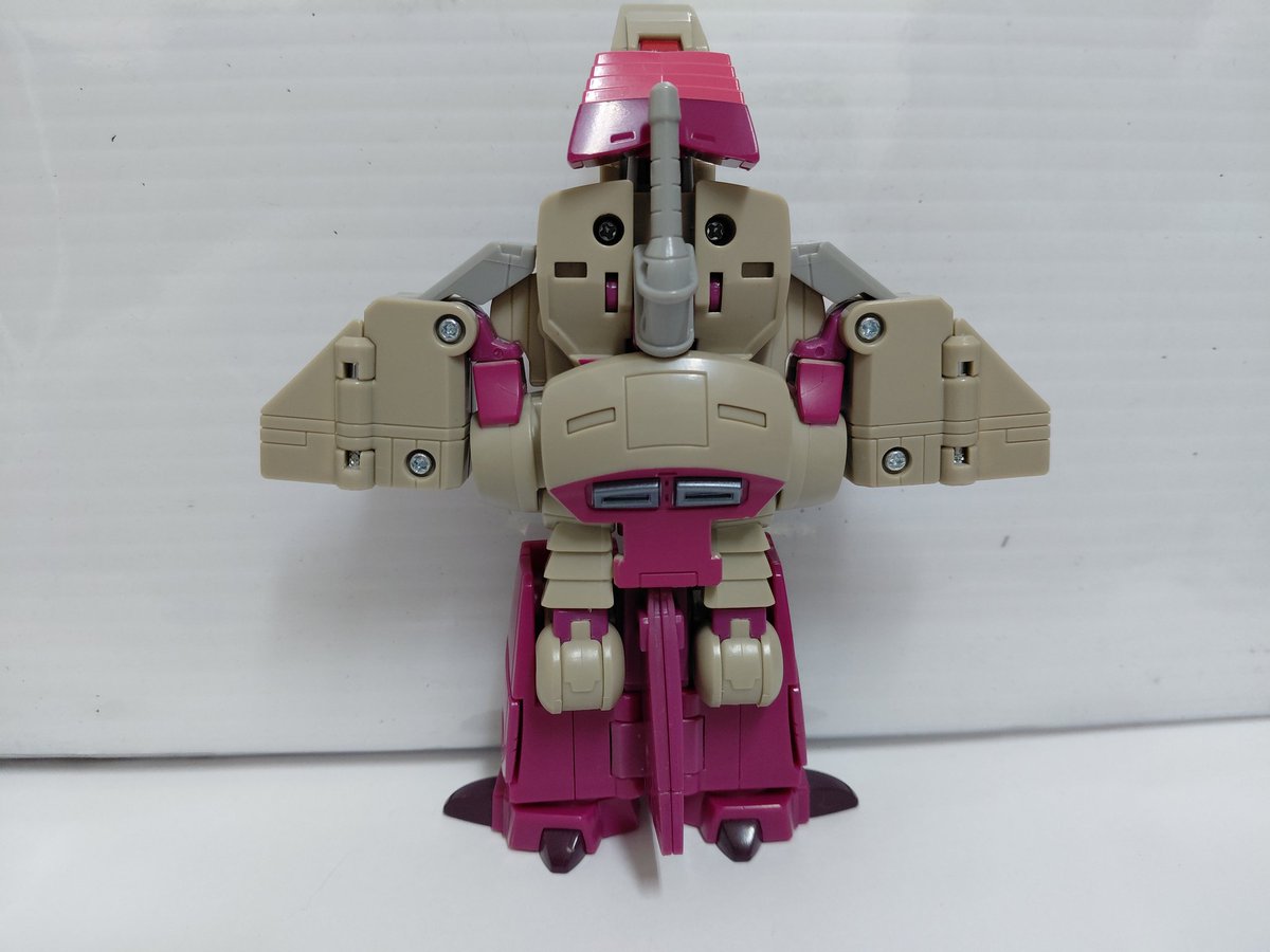felzbug's tweet photo. #Transformers #Kranix is so mind bogglingly terrible, at all angles. What was their end goal for his alt mode? It's worse than #TitansReturns #FortressMaximus's alt modes. https://t.co/SsaNy6lgW8