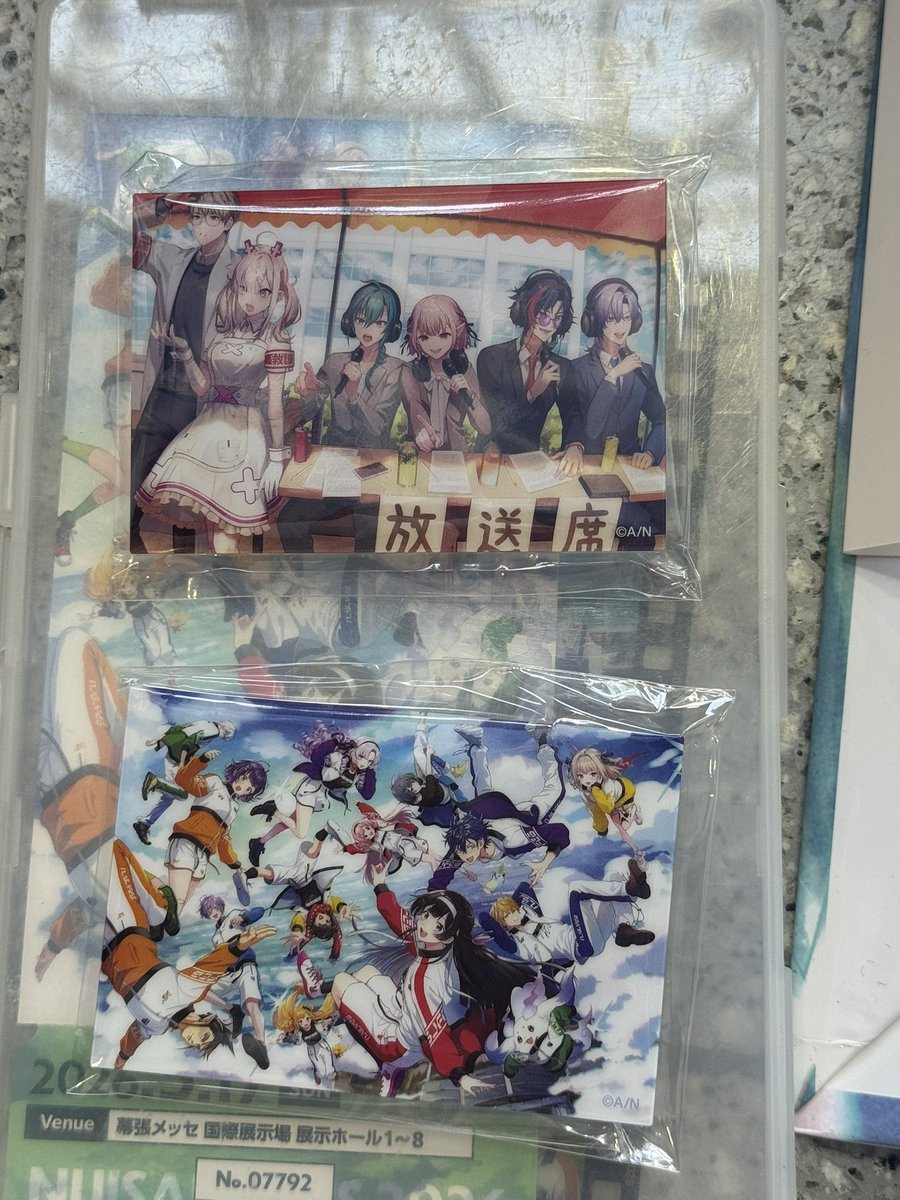 tag19979413's tweet photo. 【交換】 にじさんじ ファンクラブ抽選会 にじフェス2026 特別賞 アクリルバッジ

【譲】 放送席 キービジュアル

【求】騎馬戦、応援団

本日現地手渡し希望です。
お気軽にお声掛けください！ https://t.co/LmdyzRARPC