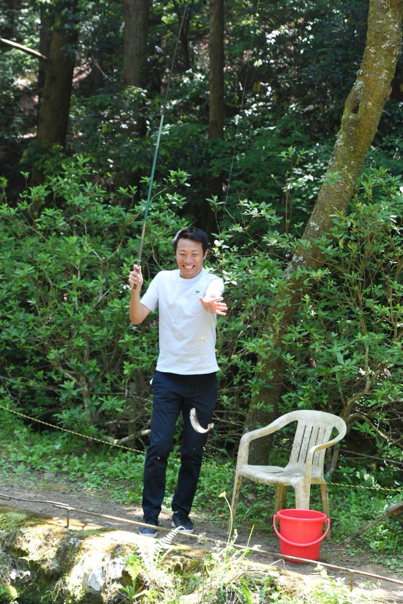 beginner_kBOT's tweet photo. 大山フィッシングセンターでニジマスを釣りました🎣
どんどん家族連れがきてワイワイ楽しんでました！
釣った後は塩焼きにしてくれて美味しくいただきました😋

#大山フィッシングセンター https://t.co/wfMRPzPp2w