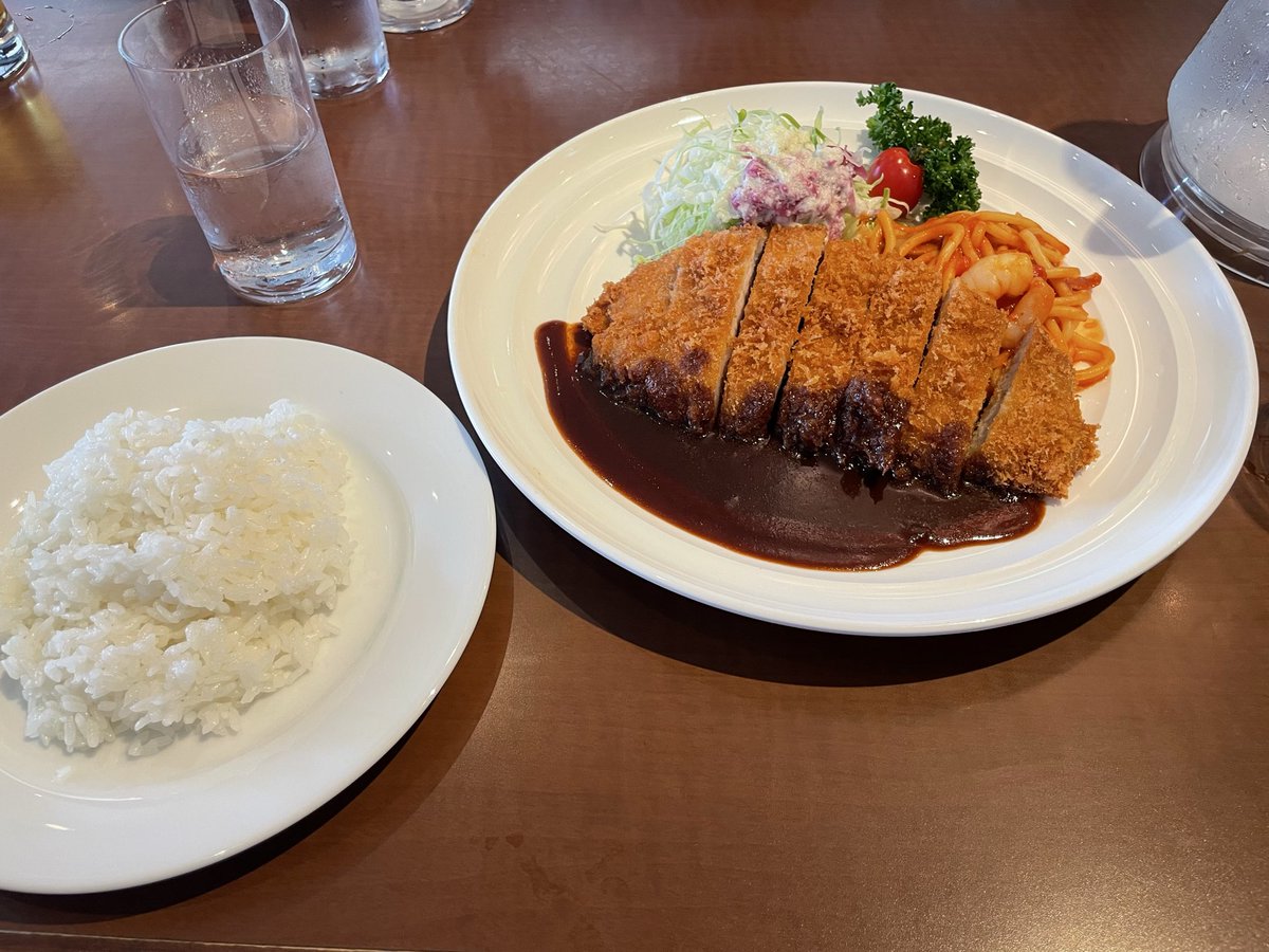 spi_rits's tweet photo. 久々の精養軒
ポークカツレツ美味し！
付け合わせのナポリタンがまた良い！
#精養軒
#上野 https://t.co/9wc8Tc6qGL