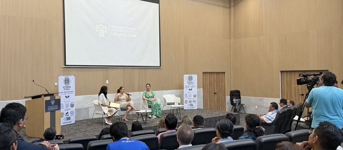 SicomNoticias_'s tweet photo. 🚀🧠 Celina Peña participó en el panel “Gobernanza colaborativa desde el enfoque de las ciencias” en el Congreso del Estado de Puebla, en el marco del aniversario de ICDEA. 

🗞️ Consulta la nota completa en #SicomNoticias

https://t.co/qQWDEcg7Yz https://t.co/57IBB35dko