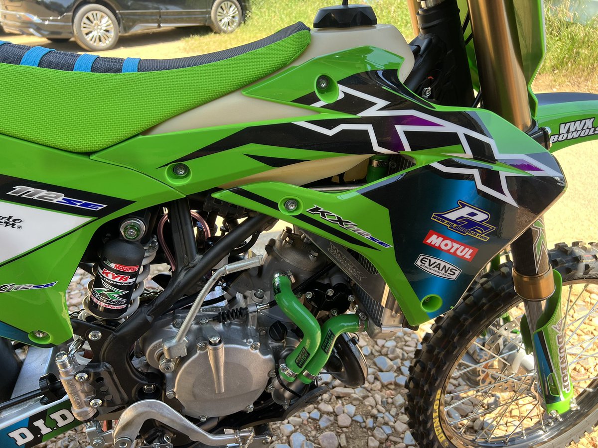 puretech_racing's tweet photo. モデルKX112SE転ばぬ先の杖号が完成して無事に納車完了です！ここからは本人曰く〜ガス欠した事ないけどビックタンク〜パンクした事ないけどヘビーチューブ〜ラジエター曲げた事ないけどブレース〜その他スキッドプレート、強化クーリングホース、フロントビードストッパー、等々安心です〜笑笑😅 https://t.co/QKrY99FTPC