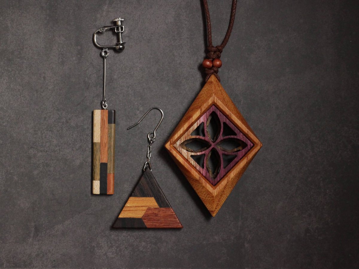 woodworktoto's tweet photo. 両日出展
wood work toto 
南館4階　R-274,275
#デザフェス63リポスト
・@designfesta
木の色をそのまま活かしたアクセサリー
木象嵌細工の動物ブローチ
木の一輪挿しなどなど
ちいさな木のものこしらえています https://t.co/ZhQnHrXaDw