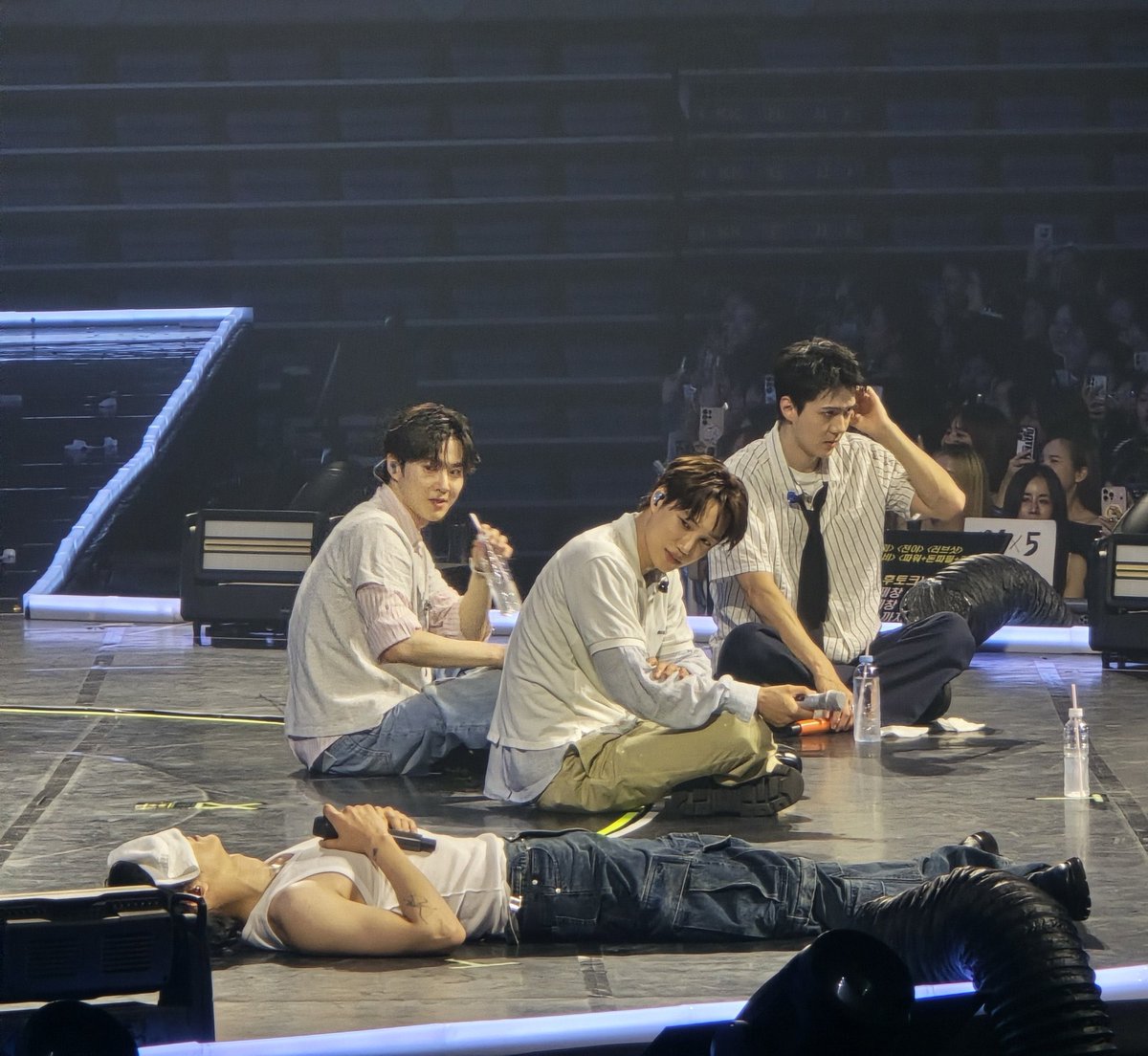 PCY_BASE's tweet photo. CHANYEOL from finance is completely drained 🪫🪫

#EXhOrizon_in_BANGKOK
#CHANYEOL #찬열 https://t.co/dC0NchEYMU