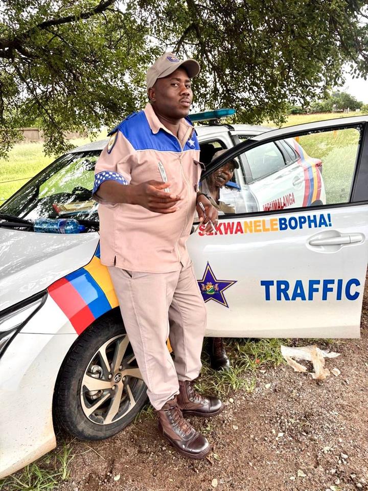 dailysunsa's tweet photo. COPS IN MOURNING! ๐๏ธ Traffic officer Sifiso Lubisi (39) died in a horror crash involving a state car, an Audi SUV, and a truck on the N4 near Malelane. Two colleagues rushed to hospital. ๐ High-speed drama or bad luck? #Mpumalanga #N4Crash #RoadSafety #DailySun #KasiFlava
https://t.co/PboFs1TTIK