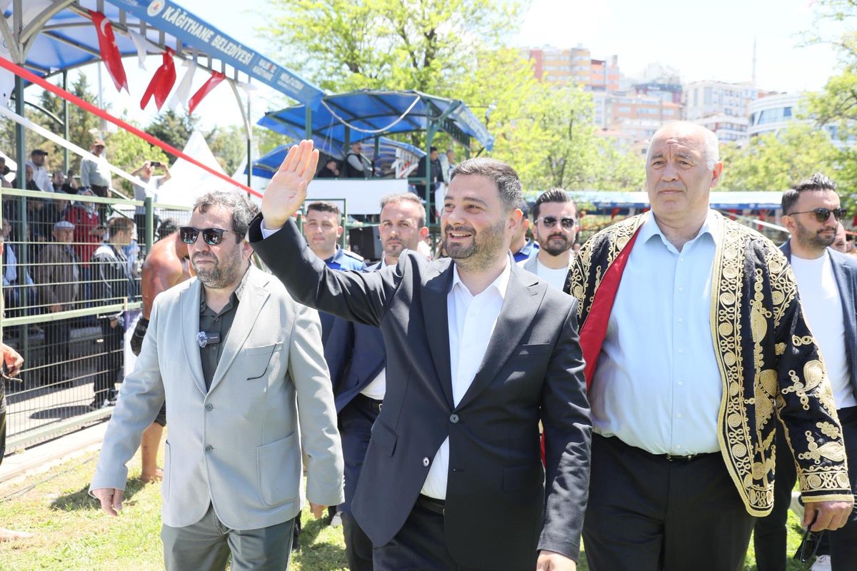 MevlutOztekin's tweet photo. Geleneksel Yağlı Güreş Müsabakalarımız, Hasbahçe Güreş Sahamızda yiğitleri ağırlamaya başladı.

Ülkemizin en başarılı başpehlivanları er meydanında.

Tüm komşularımızı bekliyoruz.

#SadabadYazEtkinlikleri
#KalbimizKağıthane https://t.co/w2o6gStq3u