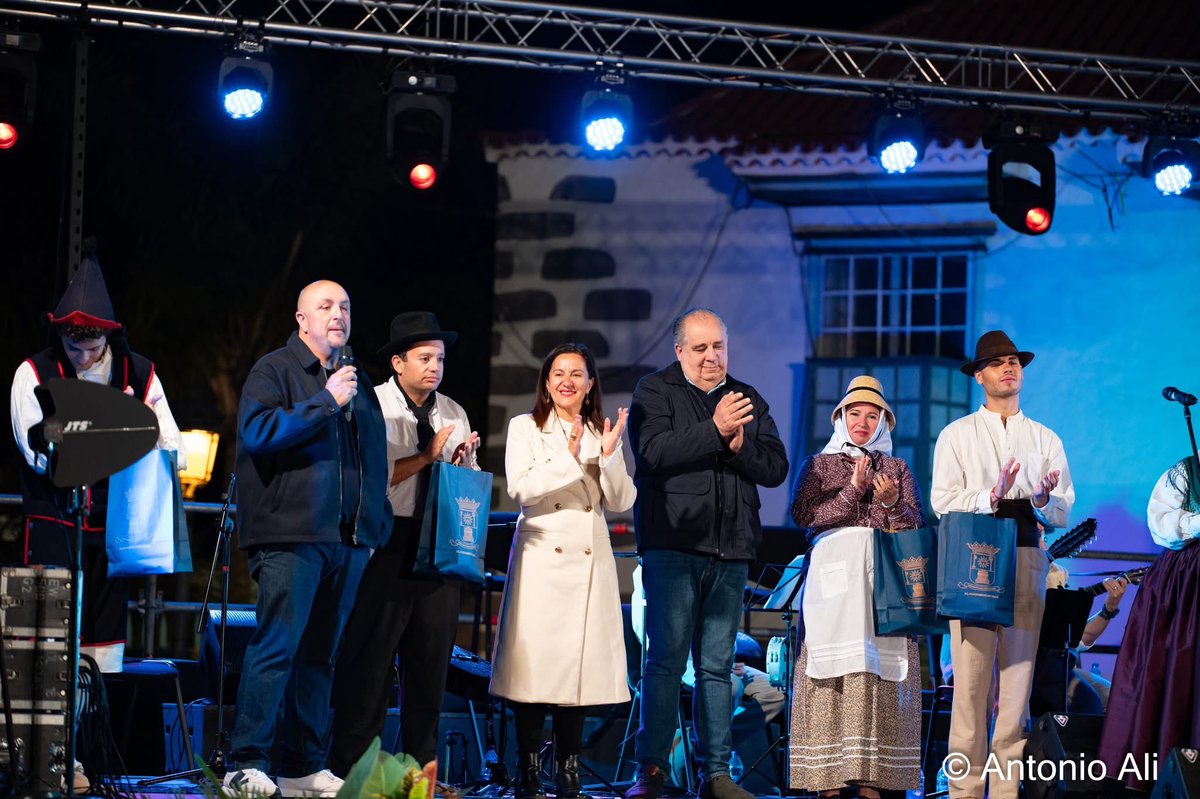 JuanMartel_'s tweet photo. Anoche, la Plaza de San Juan volvió a latir al ritmo de la canariedad.

Éxito del Encuentro de Solistas que reunió en Telde las voces de las 8 islas en una noche llena de música, tradición e identidad canaria. #Telde #MesDeCanarias #675AniversarioTelde https://t.co/hjDi0tlbyR