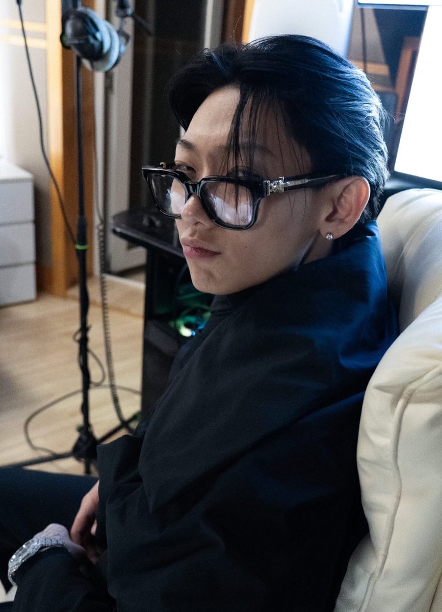 로우 tweet media