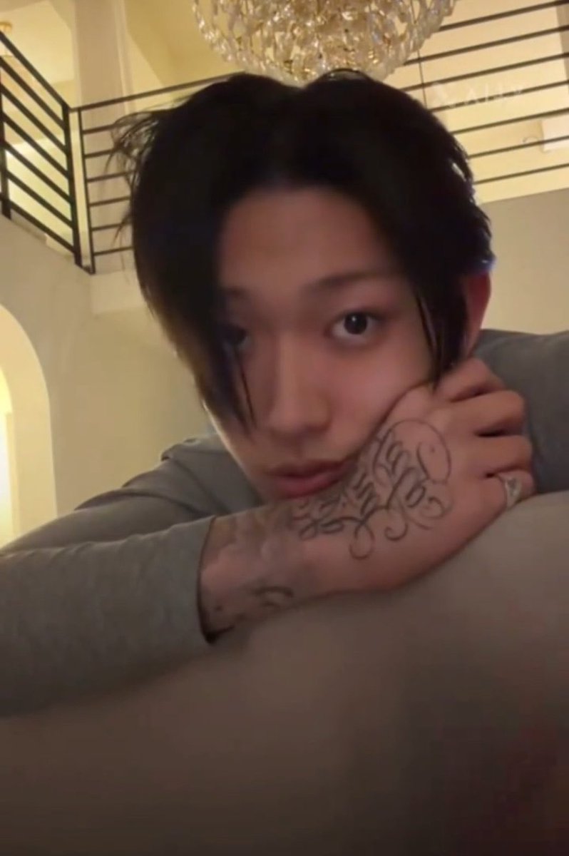 로우 tweet media