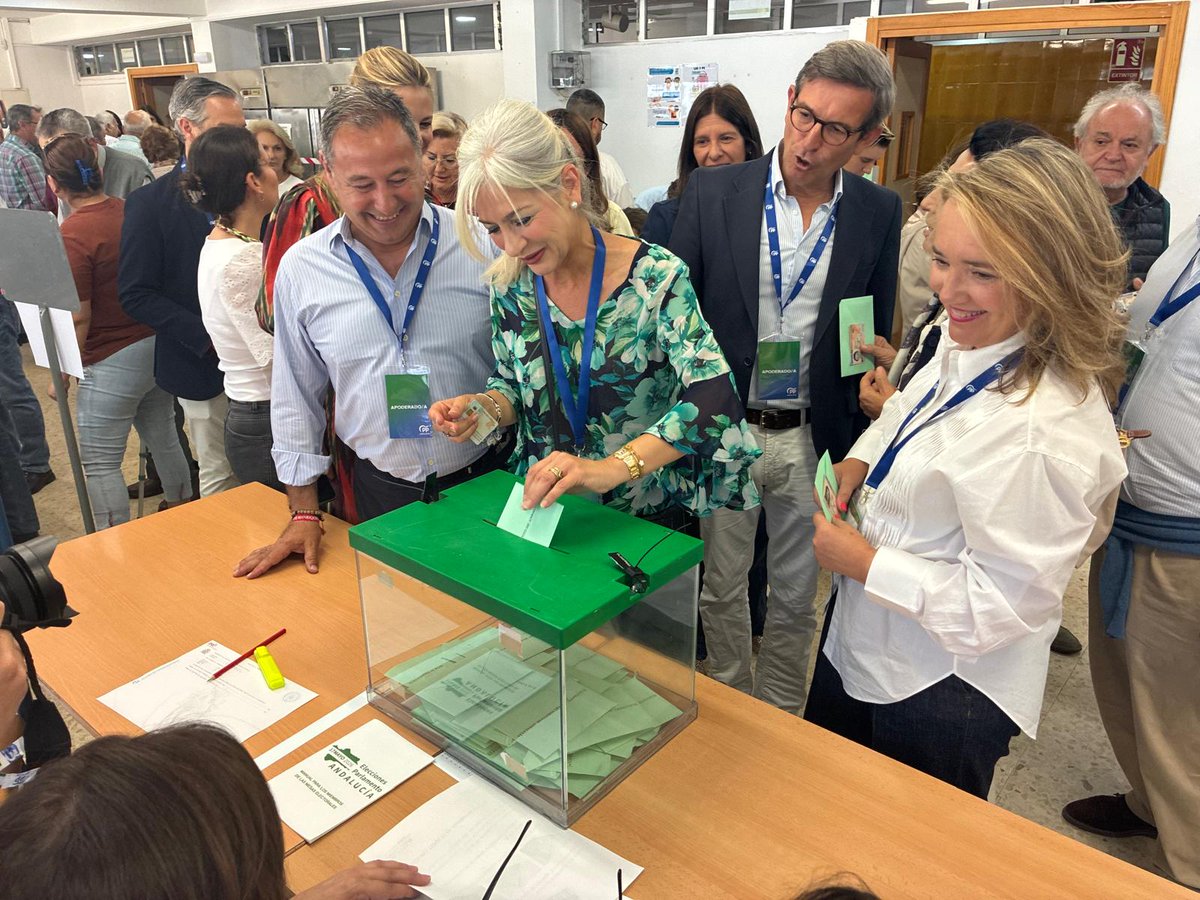 PPdeSevilla's tweet photo. 🗳️ El futuro se construye entre todos. 

Deseamos una buena jornada electoral a todos los sevillanos. 

Nuestra cabeza de lista, @Patricia_Pozo_, ya ha votado. También nuestro presidente, @RicardoS2019, y nuestro secretario, @aaguileragalvez. 

#EleccionesAndalucía 
#ConLaFuerzaDeAndalucía
