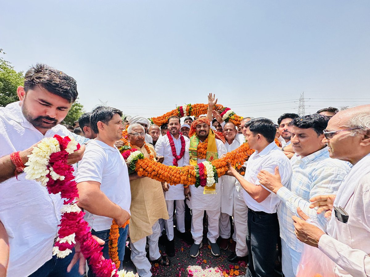 premendraguddu's tweet photo. भारी उत्साह के साथ भव्य स्वागत !! 

आज टप्पल की पावन भूमि आगमन पर उत्तर प्रदेश सरकार में माननीय राज्य मंत्री श्री सुरेन्द्र दिलेर जी का परिवारजनों द्वारा भव्य एवं आत्मीय स्वागत किया गया। 

#SurenderDiler #PremendraGuddu #BJYM #BJPAligarh @Surenderdiler https://t.co/YpwrKtin4D