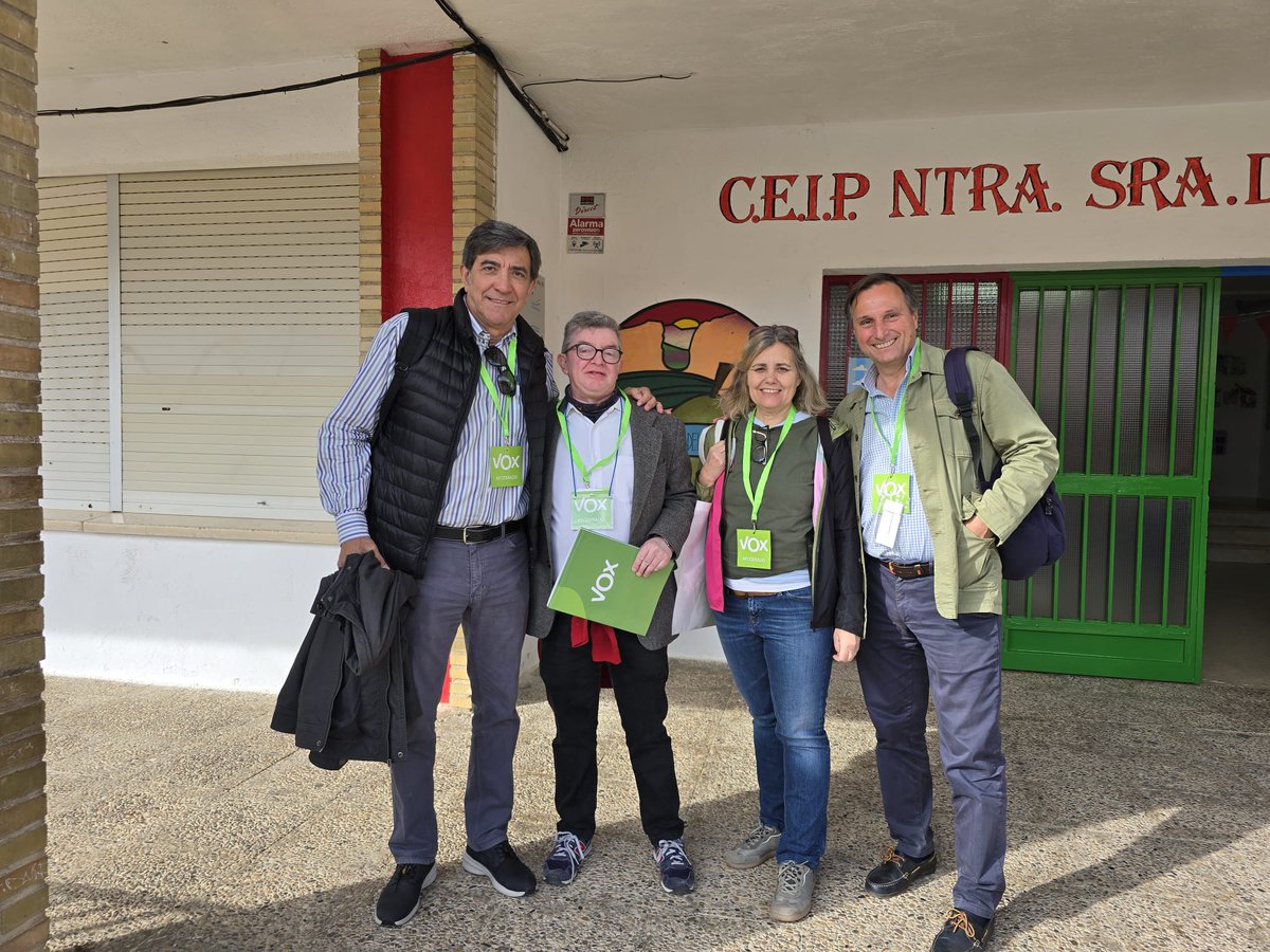 VOX_Chamartin's tweet photo. Mucho ánimo a nuestros Afiliados que hoy están ejerciendo como #Apoderados en Jaén. 

@voxja https://t.co/GJTun7ssZ3