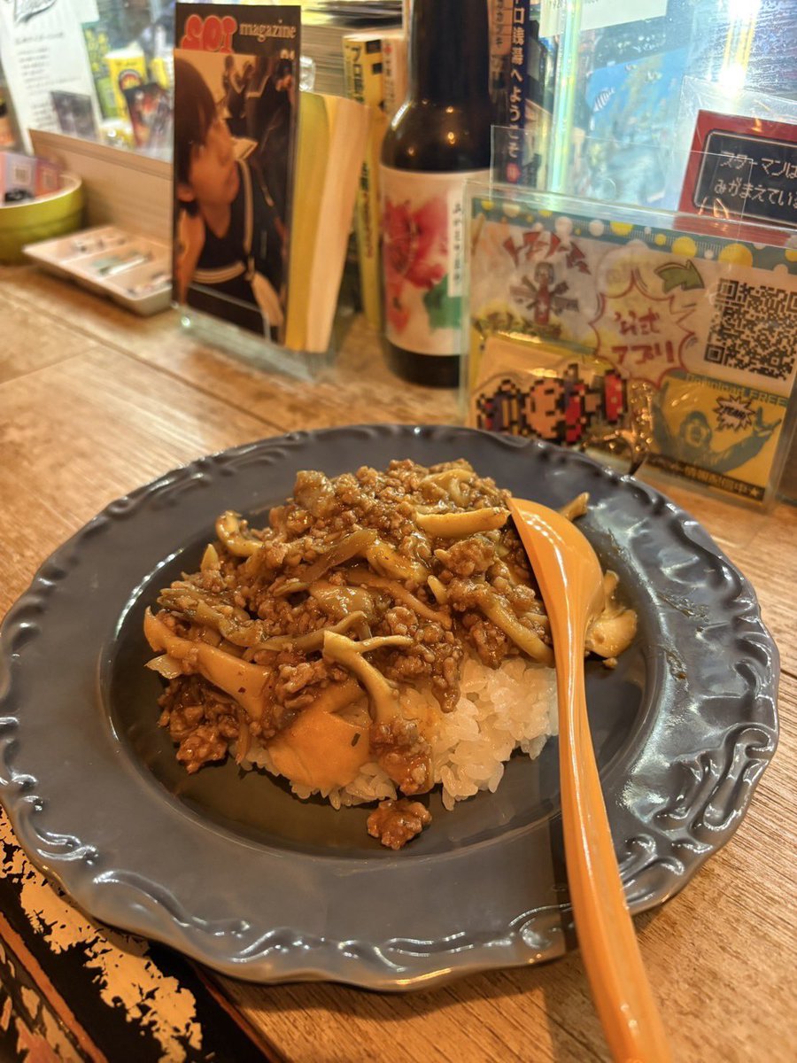 show_oblivision's tweet photo. 麻婆舞茸丼だよー🍚¥800 https://t.co/js9Z7b5EpE